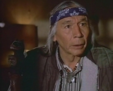 Angus MacGyver Trucs et Astuces - 3x17 Le Masque du Loup - Deux Aigles et son b�ton
